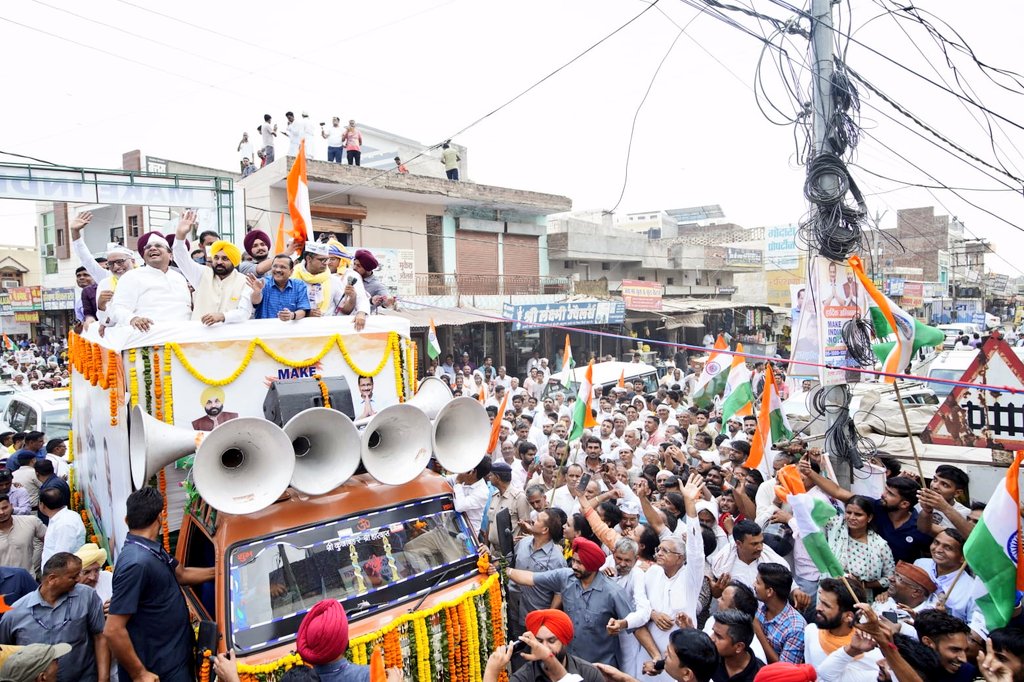 Missionindia1st's tweet photo. आदमपुर, Haryana में @ArvindKejriwal जी के नेतृत्व में निकली Tiranga Yatra में उमड़ा जनसैलाब 🇮🇳

#MakeIndiaNo1 https://t.co/O0LkV2VDCU