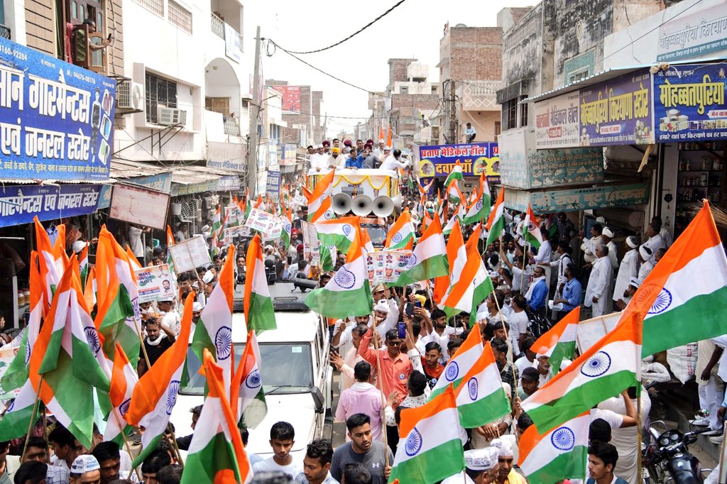 Missionindia1st's tweet photo. आदमपुर, Haryana में @ArvindKejriwal जी के नेतृत्व में निकली Tiranga Yatra में उमड़ा जनसैलाब 🇮🇳

#MakeIndiaNo1 https://t.co/O0LkV2VDCU