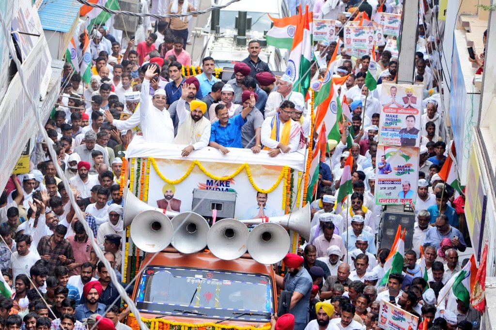 IYCRaja78's tweet photo. आदमपुर, Haryana में @ArvindKejriwal जी के नेतृत्व में निकली Tiranga Yatra में उमड़ा जनसैलाब 🇮🇳

#MakeIndiaNo1 https://t.co/4lBOC87qU9