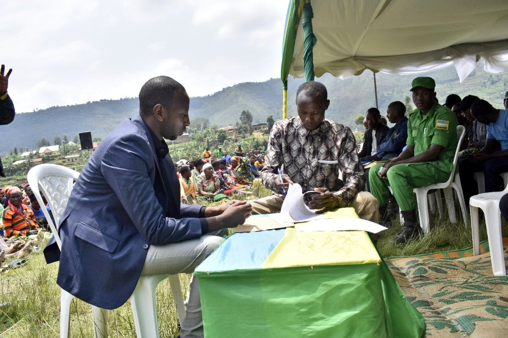rulindodistrict's tweet photo. Mu gutangiza igihembwe cy'ihinga 2023A, abaturage bo mu Mirenge ya #Cyungo na #Rukozo bibumbiye muri koperative ihinga mu gishanga cya Nyarububa @rulindodistrict basinyanye amasezerano y'ubwishingizi bw'ibihingwa na @bkinsuranceltd @BankofKigali https://t.co/OXnFEhXnFS
