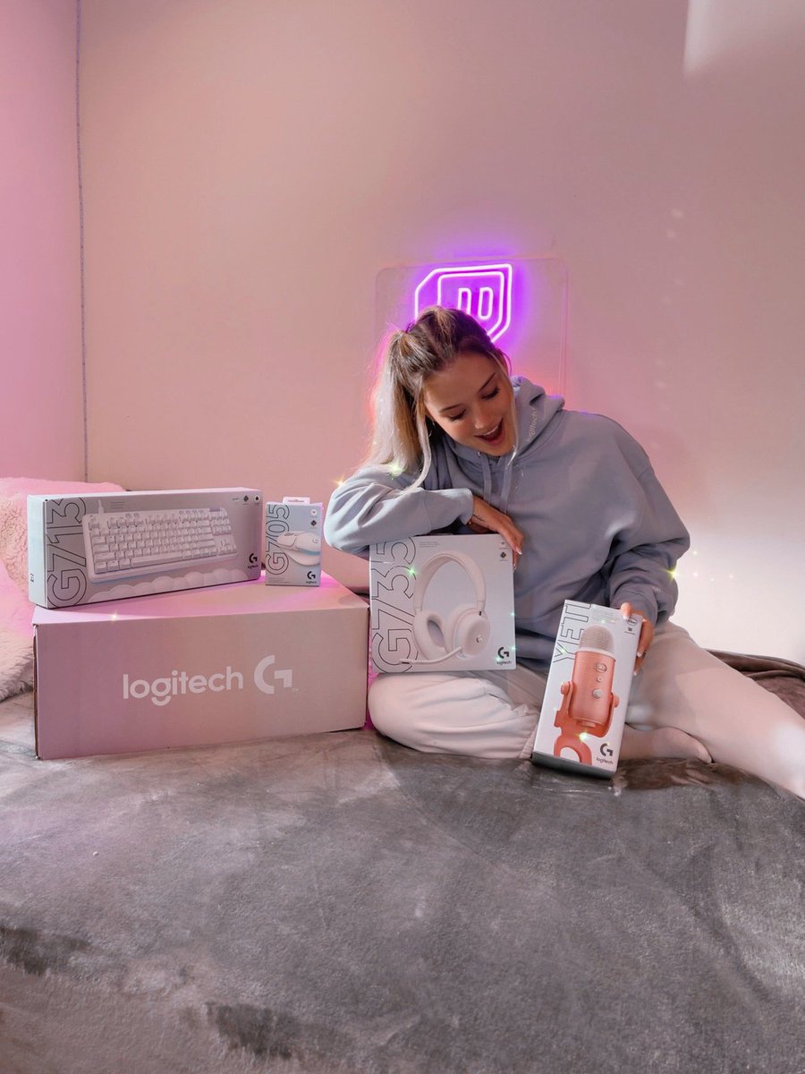 liasikora's tweet image. Quería enseñaros la nueva colección de @logitech que tengo para mis streams, enamorada! Les dejo el link por si quieren echarle un vistazo amazon.es/stores/page/B7…