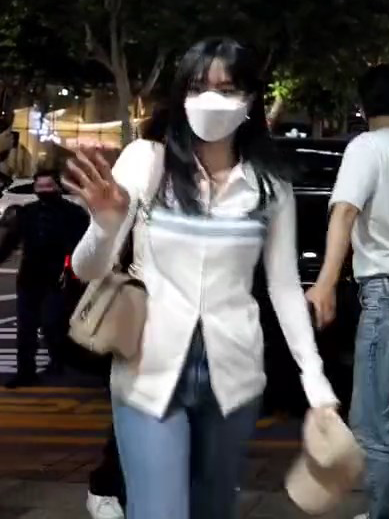 godmitzu's tweet photo. MINA'S BANGS?? OMG https://t.co/5bZNLSUzx8