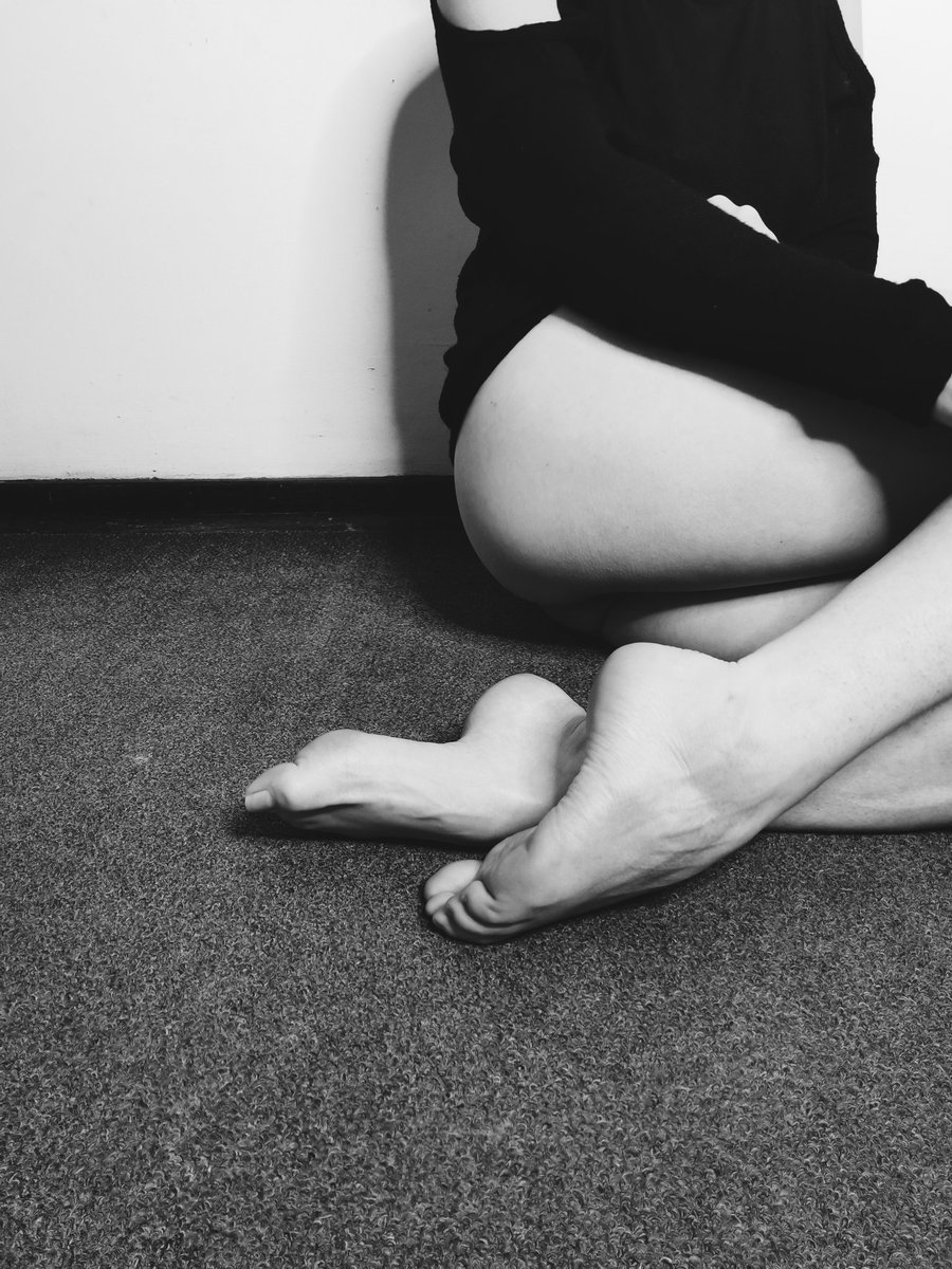 footsyfans's tweet photo. Hey my awesome FootsyFans 😘

I can feel the weekend from the tips of my toes... Just one more day 🤩 hit the ❤️ if you've got plans this weekend! 

#prettyfeetonly
#feetworship
#feetfinder
#feet
#foot
#onlyfans
#onlyfanspromo https://t.co/PemntjhRG5