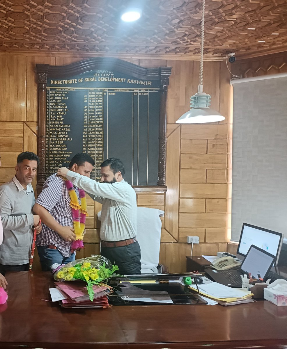 vlwsjk's tweet photo. Worthy Director Rural Development Kashmir while welcoming Newly elected Provincial President of the association Mr. Tahir Andrabi sb. 
@jkmediasocial @jkrddpr @mandeep082 @akhoon_iqra @diprjk https://t.co/Xoi1UGCR32