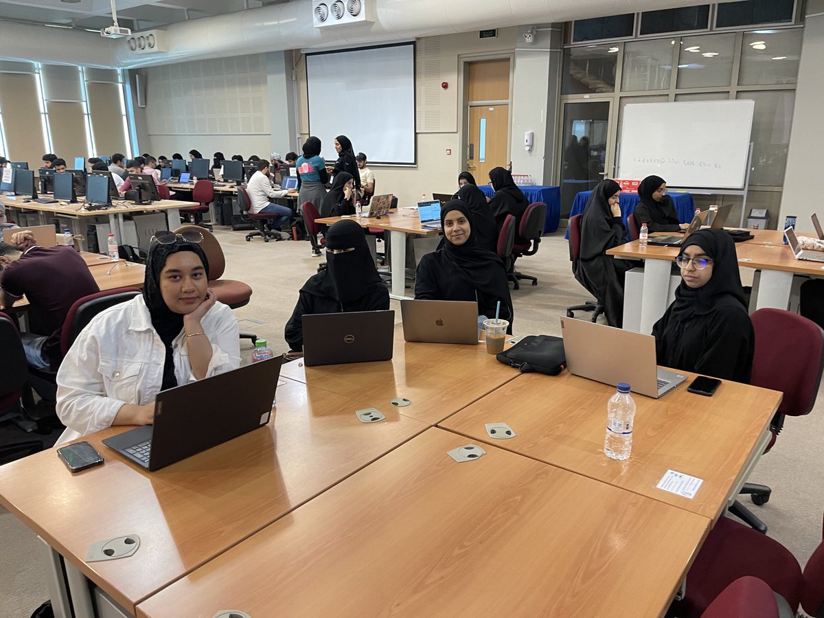 edjgeek's tweet photo. #Serverlesspresso workshop is in full swing at University of Bahrain! #ServerlessRoadshow #ShababsOnTour #EDA https://t.co/IsPB1OchzQ