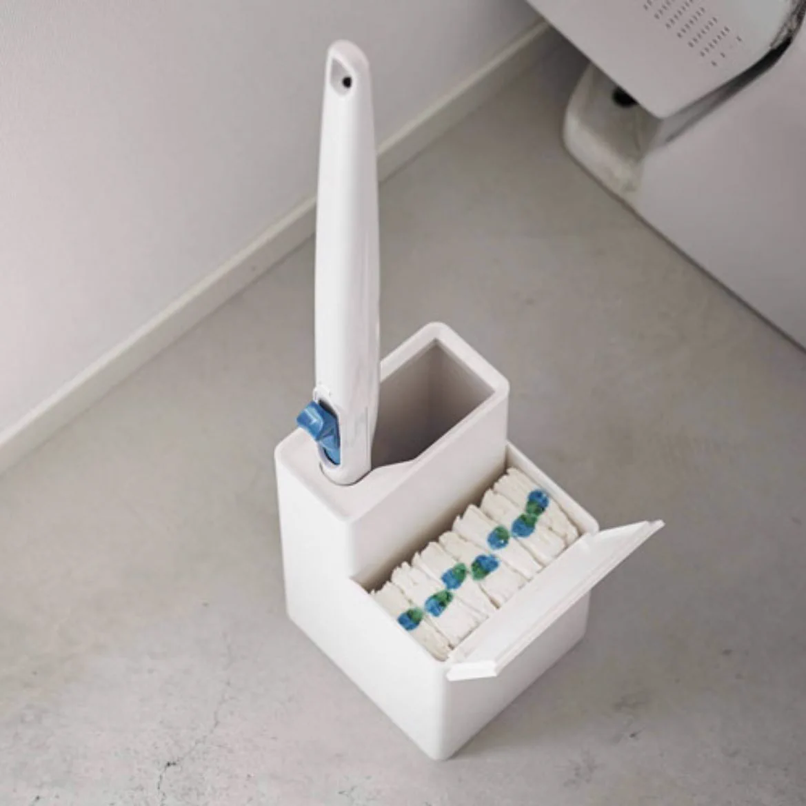 本体とブラシのストック両方入る！流せるトイレブラシをスリムに収納。