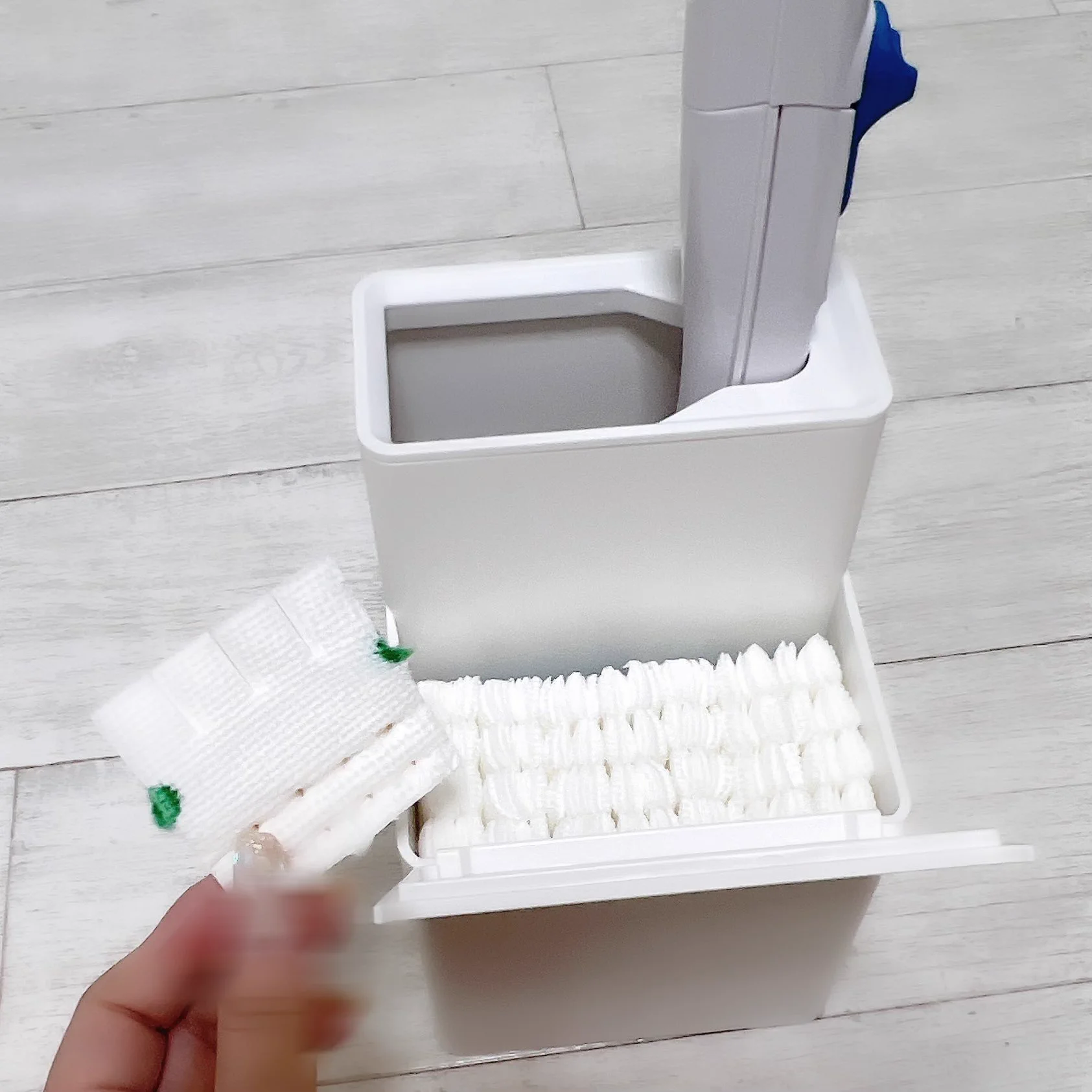 本体とブラシのストック両方入る！流せるトイレブラシをスリムに収納。