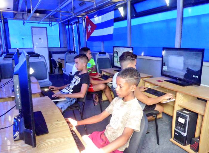 RamnMonte1's tweet photo. #FidelPorSiempre: "Nadie se imagina lo que significan esos Joven Club que se han creado en toda la república y donde tantos miles y miles de jóvenes han aprendido a manejar las computadoras. #SantiagodeCuba #CubaPorLaPaz #SiempreSantiago https://t.co/YnDwII6EPh