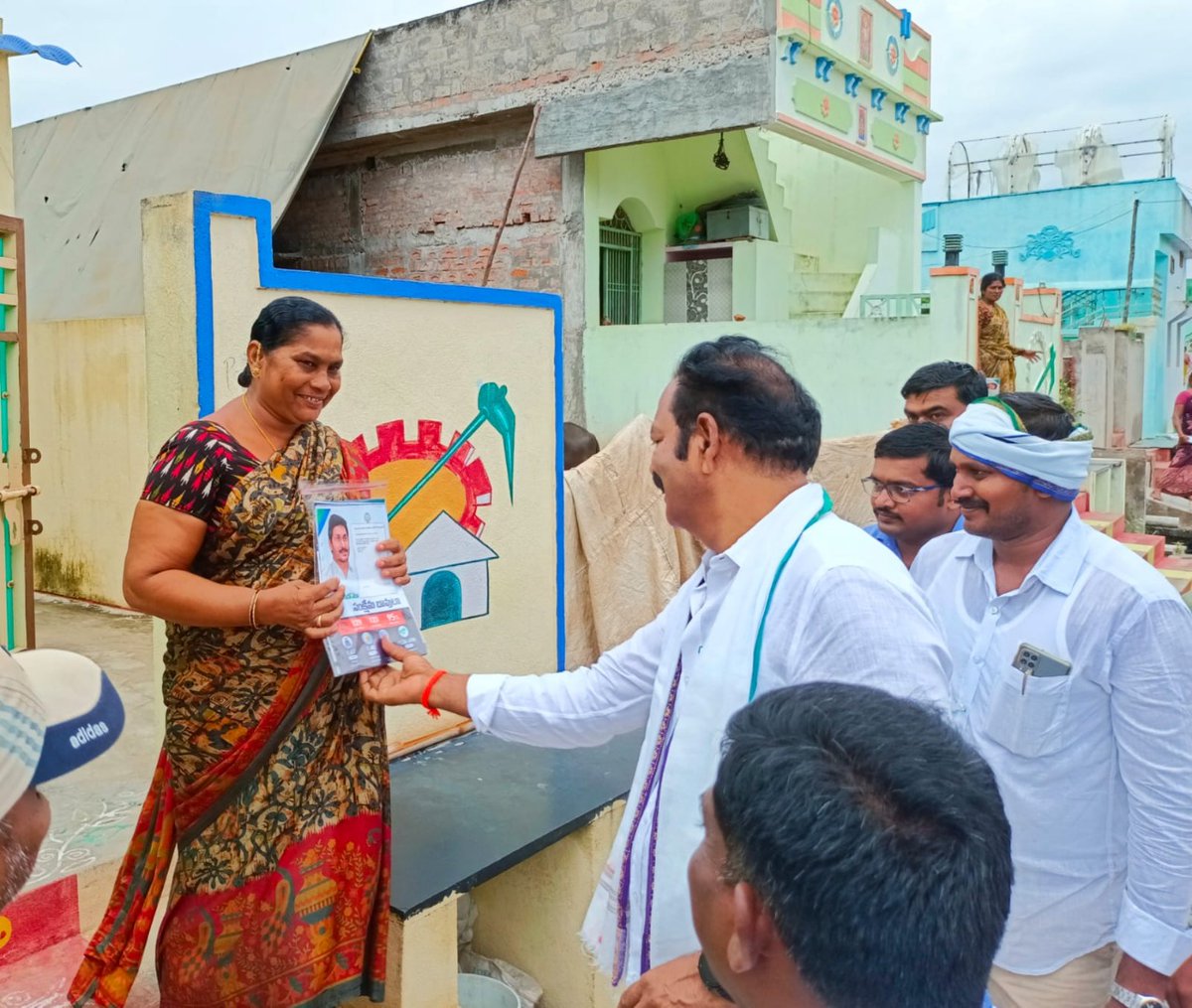 NandigamSuresh7's tweet photo. కులం చూడం మతం చూడం "పార్టీ చూడం" ప్రాంతం చూడం 

అర్హత ఉంటే చాలు అందరికీ సంక్షేమం
@YSRCParty https://t.co/yYT2xvsj4x