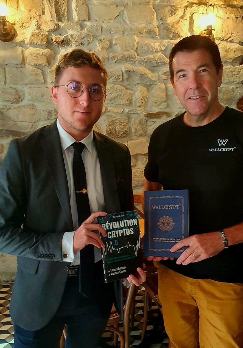 ThomasAndrieu_'s tweet photo. Immense plaisir de rencontrer @lasquellec.

J'ai eu la joie de participer avec 60 autres spécialistes à la rédaction du livre @WallCrypt... Véritable bible des cryptomonnaies ! 

Occasion pour moi d'offrir mon livre RÉVOLUTION CRYPTOS publié aux éditions @JDHEditions ✍️🏻
#Cryptos https://t.co/G3WnGrwC4Z