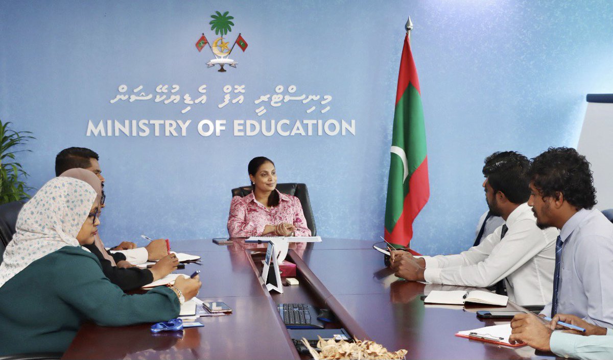 MoEdumv's tweet photo. މިނިސްޓަރ@aisthly މިއަދު ކ. ގުޅީ ކައުންސިލާ ބައްދަލުކުރެއްވުން. މި ބައްދަލުކުރެއްވުމުގައި އެ ރަށު ސްކޫލުގެ ކިޔެވުން އިތުރަށް ހަރުދަނާ ކުރެވޭނެ ގޮތްތަކާ ގުޅޭ ގޮތުން ވަނީ މަޝްވަރާކުރައްވާފައި. https://t.co/LUIDIiapQW