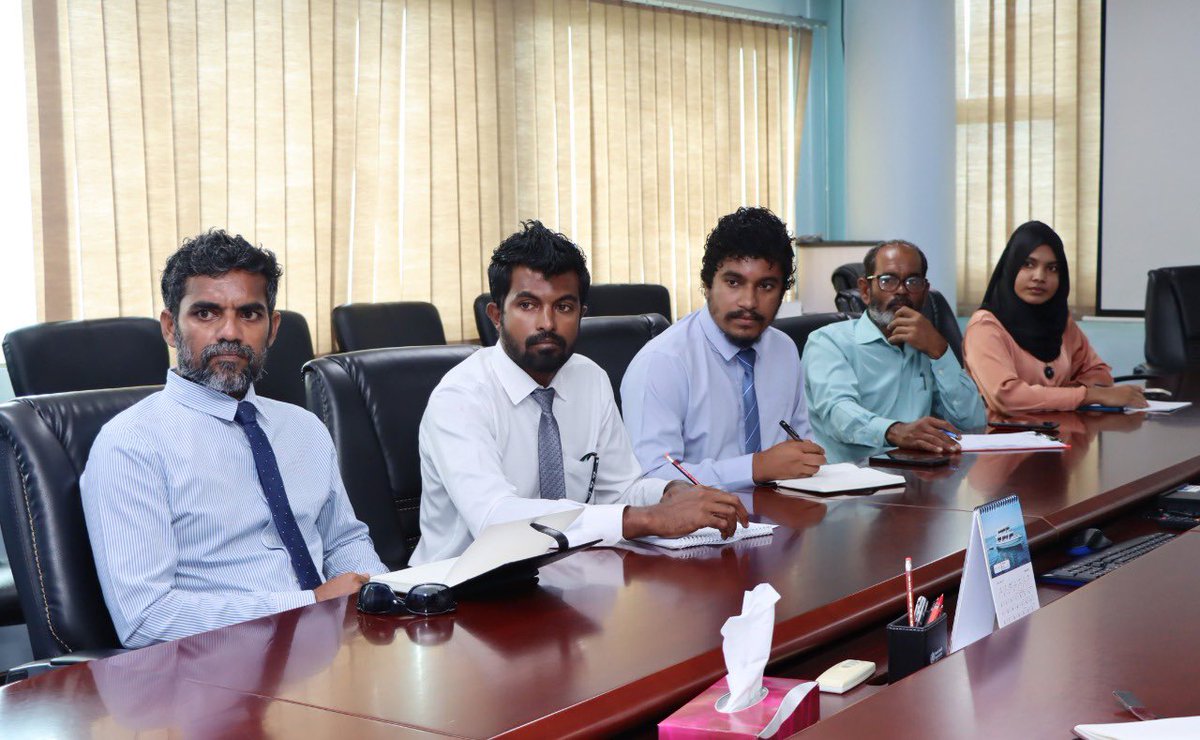 MoEdumv's tweet photo. މިނިސްޓަރ@aisthly މިއަދު ކ. ގުޅީ ކައުންސިލާ ބައްދަލުކުރެއްވުން. މި ބައްދަލުކުރެއްވުމުގައި އެ ރަށު ސްކޫލުގެ ކިޔެވުން އިތުރަށް ހަރުދަނާ ކުރެވޭނެ ގޮތްތަކާ ގުޅޭ ގޮތުން ވަނީ މަޝްވަރާކުރައްވާފައި. https://t.co/LUIDIiapQW