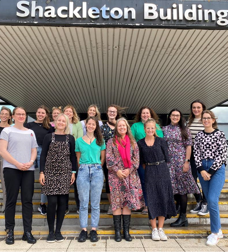 Almost all our new Year 1 (2022) cohort on a windy morning outside Building 44 (so nice to be back in the psychology building). Welcome <a href="/SotonPsych/">Psychology at Soton</a>