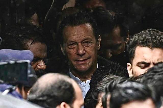 DanialWrites's tweet photo. Sahafi: Kia hukoomat aapko giriftaar karnay ka plan bana rahi hai?

@ImranKhanPTI: Hukoomat bohot der se koshish kar rahi hai. Main jail ja kar aur ziada khatarnak ho jaunga. https://t.co/j6MiNzbGA8