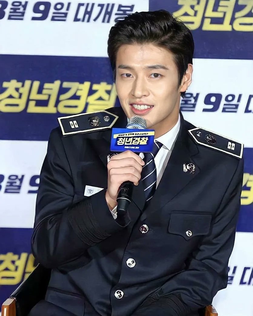 kanghaneulsquad's tweet photo. 𝐊𝐚𝐧𝐠 𝐇𝐚𝐧𝐞𝐮𝐥 played the role of a "Straight A student " Kang Hee-yeol of a Police Academy. He is "a happy guy", alongside his cute charm

#강하늘 #KangHaNeul #カンハヌル  #คังฮานู #姜河那 #Канганеул #해적도깨비깃발 #인사이더 #스트리밍 #청년경찰 #靑年警察 #midnightrunners https://t.co/RDGwEkdLiS