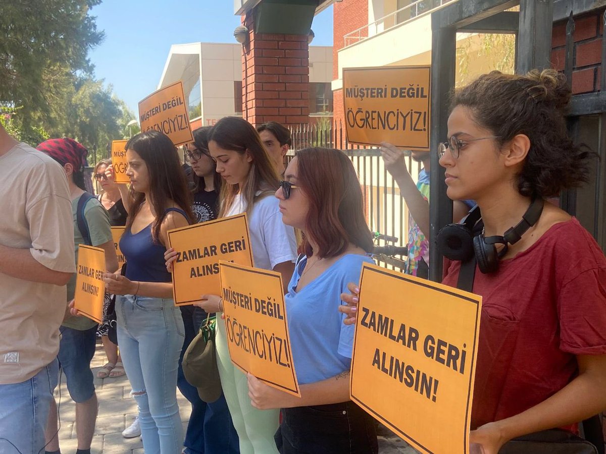 parasizveesit's tweet photo. İzmir Ekonomi Üniversitesi öğrencileri fahiş zamlara karşı ayakta! 

Müşteri Değil Öğrenciyiz!
#ieuticarethanedeğilüniversite 
#MüşteriDeğilÖğrenciyiz https://t.co/CxMLVvh6B8