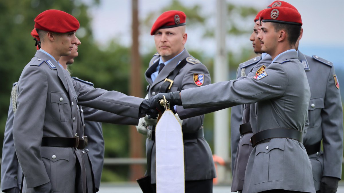 Deutsches_Heer's tweet photo. Finale in der #Grundausbildung: Für die Rekrutinnen & #Rekruten vom #Panzerbataillon104 aus #Pfreimd sowie vom #Versorgungsbataillon4 aus #Roding heißt es „Ich schwöre“. Mit einem feierlichen #Gelöbnis besiegeln sie ihren Eintritt in die militärische Gemeinschaft im #Heer. https://t.co/NZkJXzdWRl