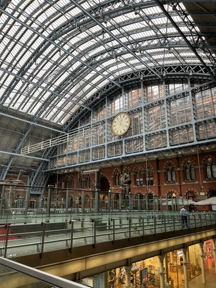 NinaLockwood's tweet photo. Is this an energy saving measure I wonder, or has someone inadvertantly pulled the plug out of the neon sign? 🤔 #Iwantmytimewithyou Either way, it’s good to be back @StPancrasInt 😊 https://t.co/9fa3iLSpce