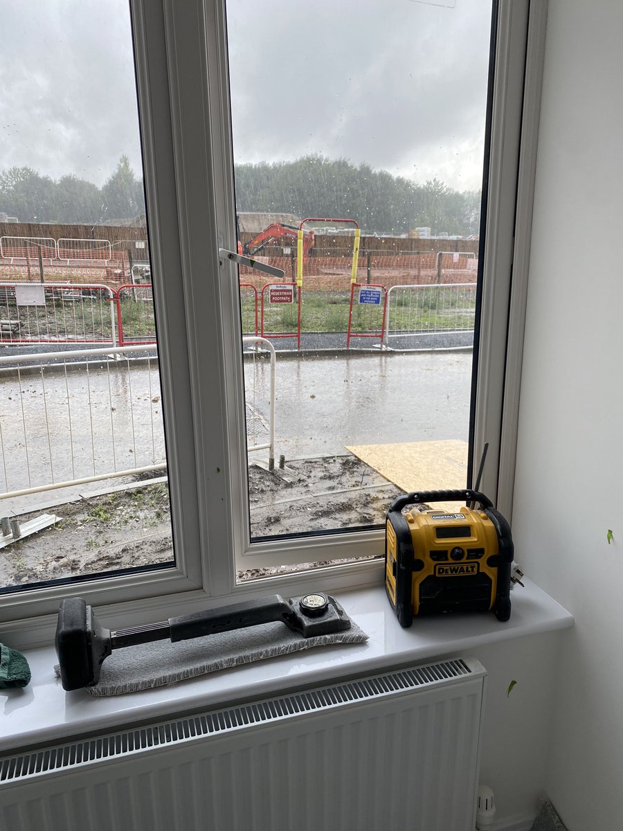 Mc_Chap's tweet photo. First bit of proper rain and the site is deserted! #rainedoff https://t.co/d4wotJwu3g