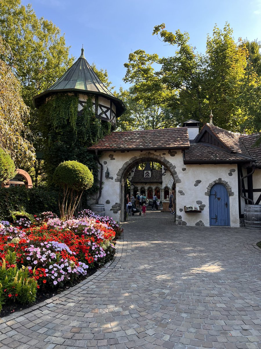 flickersmel's tweet photo. comme toujours j’ai passé une journée incroyable au parc hier 🥰 #europapark #epfan https://t.co/VGxwQ2bhNb