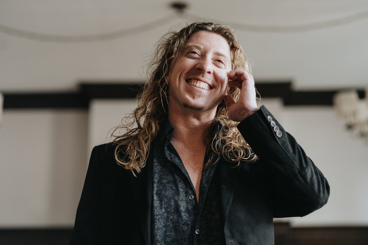 EmergingRock's tweet photo. 👀WATCH the premiere of the powerful new video for 'Hello, Angels' by Canadian singer-songwriter @EBoltn
TODAY at 5PM BST on the ERB website, link up at 5PM!
📸 Gold House Studios
#VideoPremiere #NewVideo #EricBolton #HelloAngels #NewMusic #RockMusic #EmergingRock #NewRock https://t.co/hvwtDNXXbr