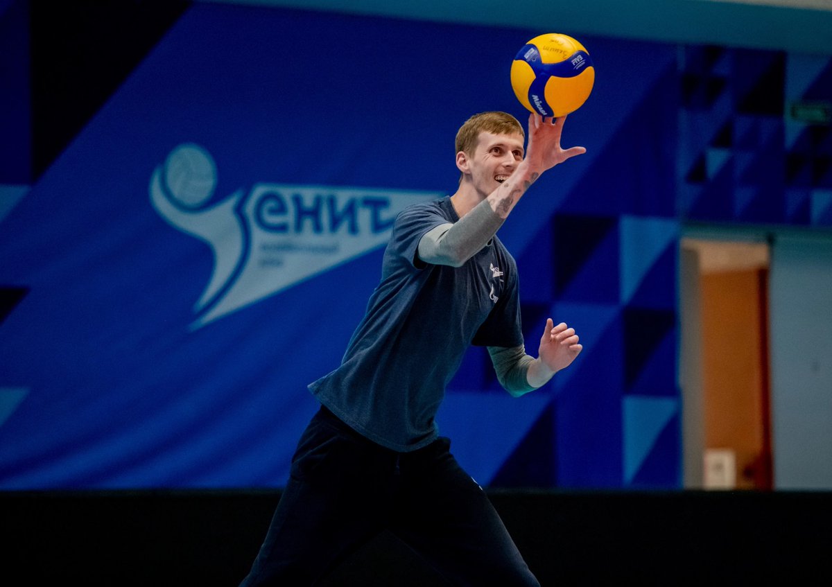 vczenitspb's tweet photo. 1. Тигр ��отовится выпустить когти
2. Выпустил

#ЗенитТренировка #ФедорВоронков https://t.co/V2bcWZdJ1G