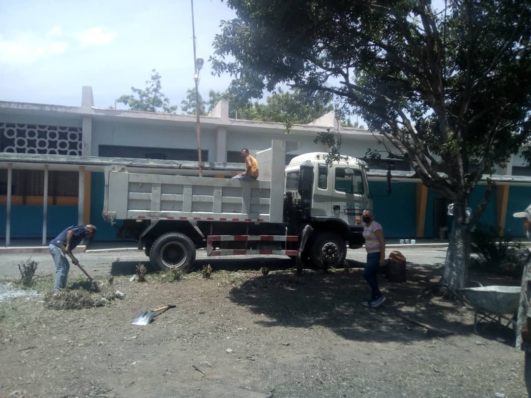 LaraGranMision's tweet photo. #08Sep Desde el Municipio Iribarren la #GMBNBT y el #MPPOP brinda apoyo al #MPPPE y conjuntamente con las #BricomilesEducativas continúan con la limpieza y bote d desechos vegetales en la UE.Dr Gualdron #VenezuelaPuebloProspero
@NicolasMaduro
@Barrio_Tricolor
@MObras_Publicas https://t.co/lBKbP39mmJ