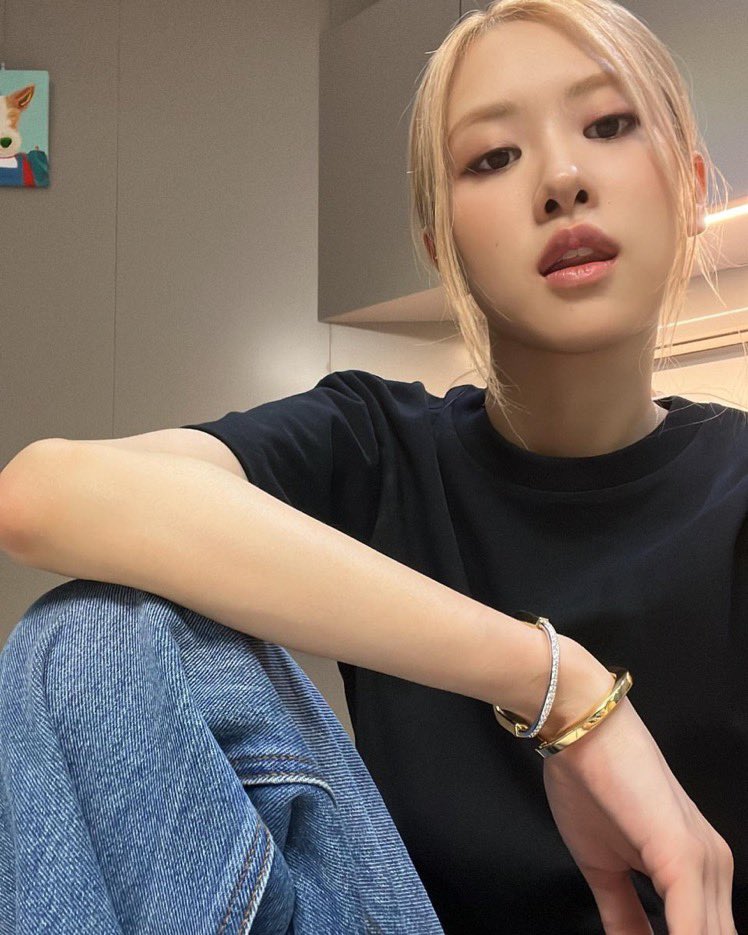 rosé pics tweet media