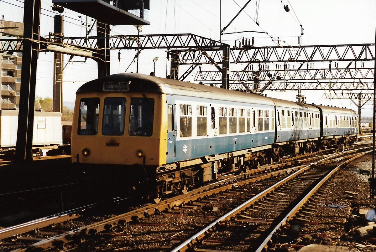 SalopianLyne's tweet photo. Manchester Piccadilly station 29th October 1988
The 09:52 service from Buxton arrives formed of 3-car hybrid DMU set BX380 - Class 108 DMCL 53634 & DMBS 51945 with Class 104 TCL center car 59149
#BritishRail #DMU #Manchester #Class108 #Class104 #trainspotting #Buxton 🤓 https://t.co/GdQAY9NV8T