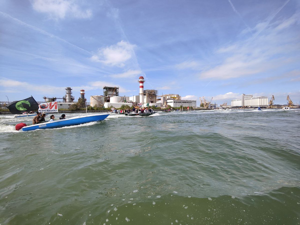 #VeniceClimateCamp: un centinaio di attivistə questa mattina hanno raggiunto la centrale di Fusina riuscendo ad entrare e a scalare le montagne di #carbone. Un'azione di protesta contro il ritorno al carbone come fonte energetica, annunciato pochi giorni fa dal governo. #Venezia