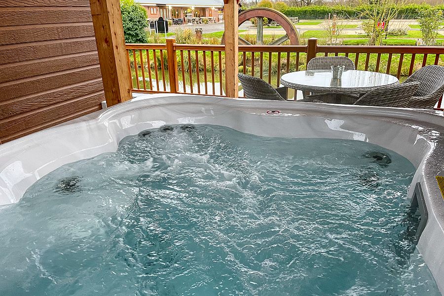 watersidebreaks's tweet photo. ☀ Last Minute Availability ☀
Available for a midweek break from 19th to 23rd September at just £685! 
'Eider Lodge' (sleeps 4) in the Lincolnshire Wolds is a fabulous adults only lodge with its own hot tub plus fishing from your lodge decking.
https://t.co/6Rr1zCW78e https://t.co/wdoZREMLjY