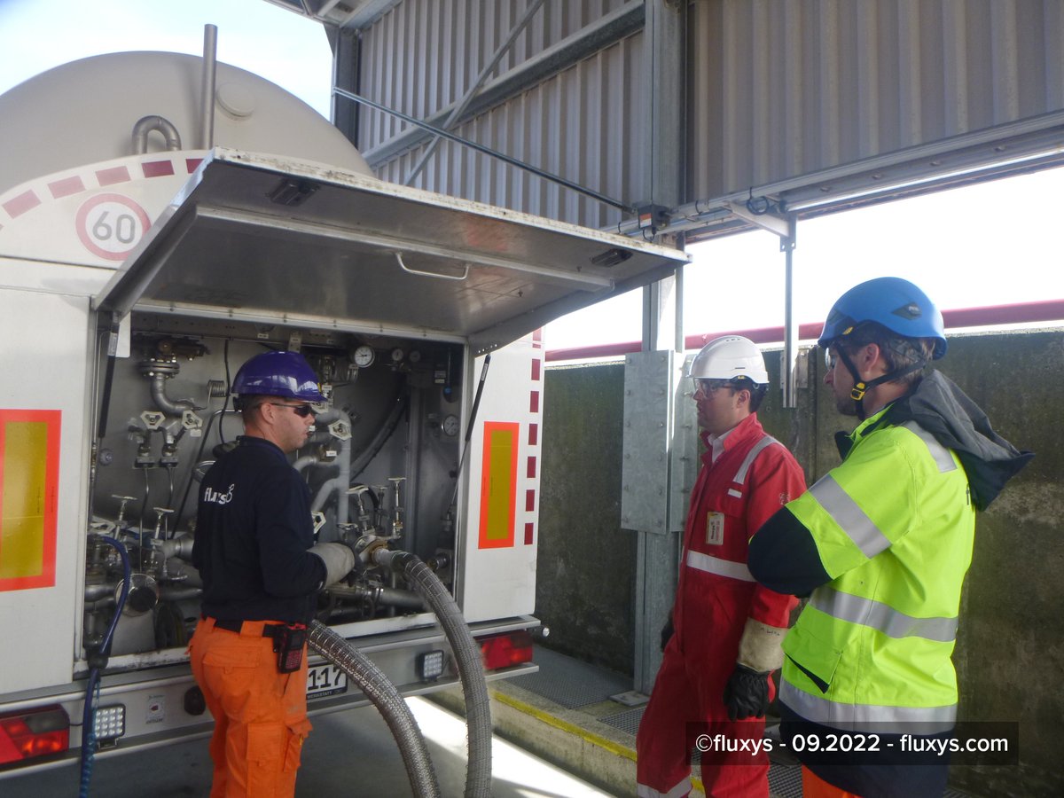 vokavzw's tweet photo. Hoe komen LNG schepen toe in de haven van Zeebrugge? En hoe hervergast men LNG? 

Op deze en andere vragen kreeg federaal parlementslid @JasperPillen (@openvld) een antwoord tijdens zijn #vokazomerstage bij 
@FluxysBelgiumNL https://t.co/POd7edg2Na