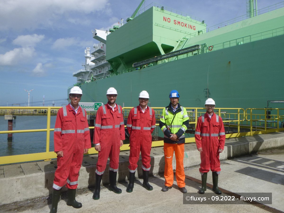 vokavzw's tweet photo. Hoe komen LNG schepen toe in de haven van Zeebrugge? En hoe hervergast men LNG? 

Op deze en andere vragen kreeg federaal parlementslid @JasperPillen (@openvld) een antwoord tijdens zijn #vokazomerstage bij 
@FluxysBelgiumNL https://t.co/POd7edg2Na