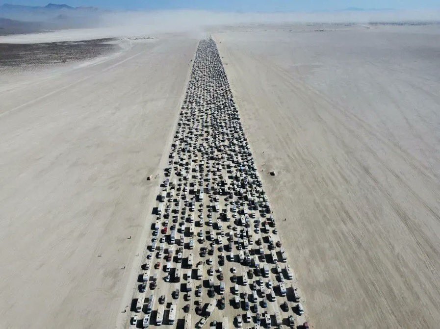 RaveFootage's tweet image. An 8-hour traffic jam of nearly 80,000 Burning Man attendees 🤯