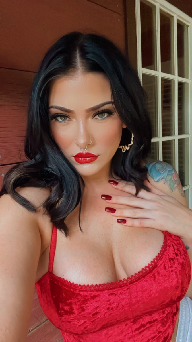 abigailmechelle's tweet photo. good luck if you’re trying to replace me 🥀❤️💋 
•
•
•
#rednails #brunettebabes #brunettebabe #red #lipstick #redlipstick #AppleEvent https://t.co/BujdgjwVb3