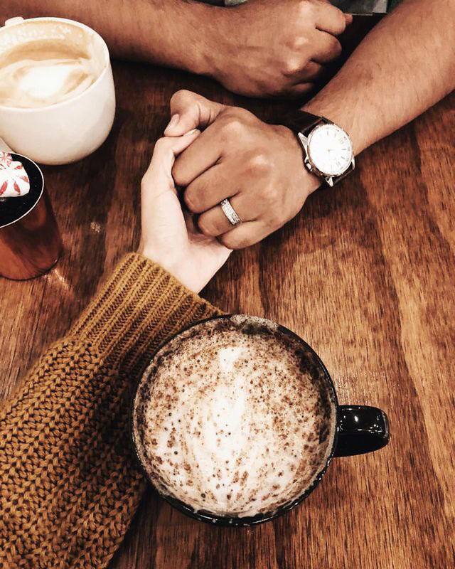 "إنَّ الرّجالَ مواقفٌ وأجلُّهم
مَن يُكرمُ الأنثى ولا يؤذيها"