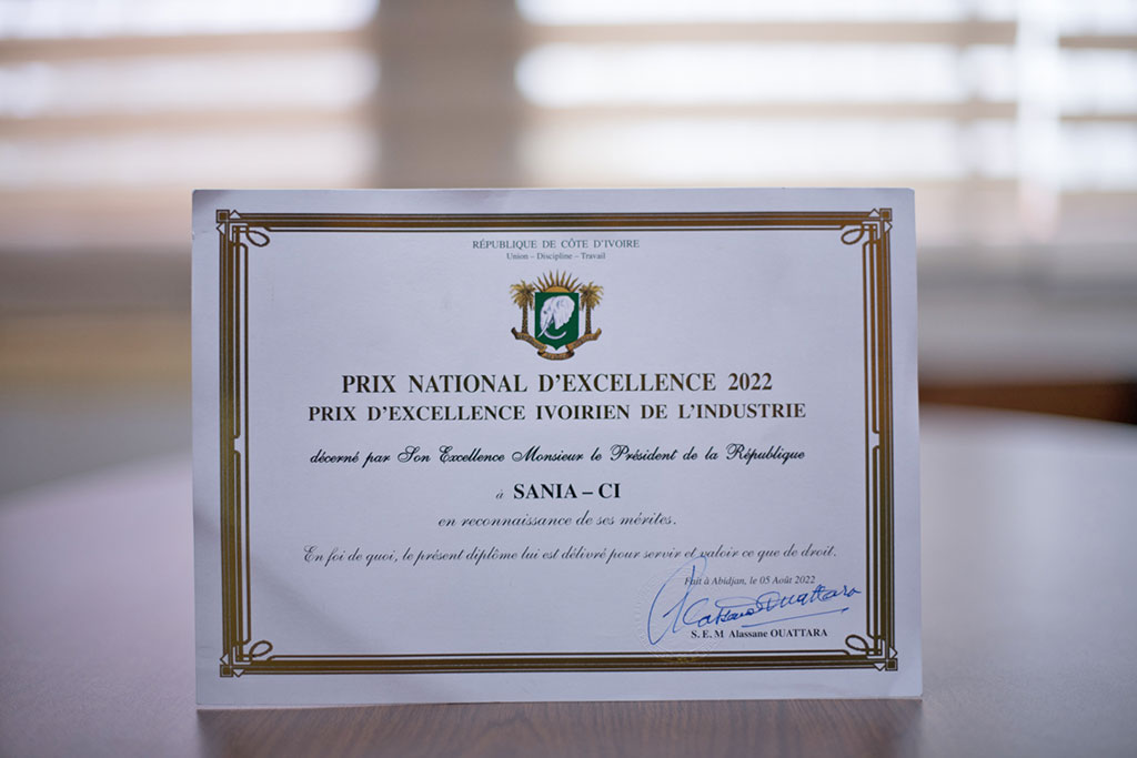 GSifca's tweet photo. A l’occasion de la 9ème édition de la Journée nationale de l’Excellence, le Chef de l’Etat de Côte d’Ivoire, S.E.M. Alassane OUATTARA a décerné le 05 août 2022 dernier, à SANIA-CI, le « PRIX D’EXCELLENCE IVOIRIEN DE L’INDUSTRIE ». #luttecontrelaviechere https://t.co/p994B0r9dw