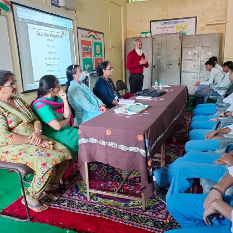 LPUSSL's tweet photo. The Department of Hindi, School of Humanities, Lovely Professional University, organizined a seminar on “Skill-Development” in Lajpat Rai Sr. Sec. School Hoshiarpur, Punjab.
#lpu #lpudiaries #lpulife #socialscience #socialsciencesatlpu #skillsdevelopment https://t.co/mcW9whkLGC