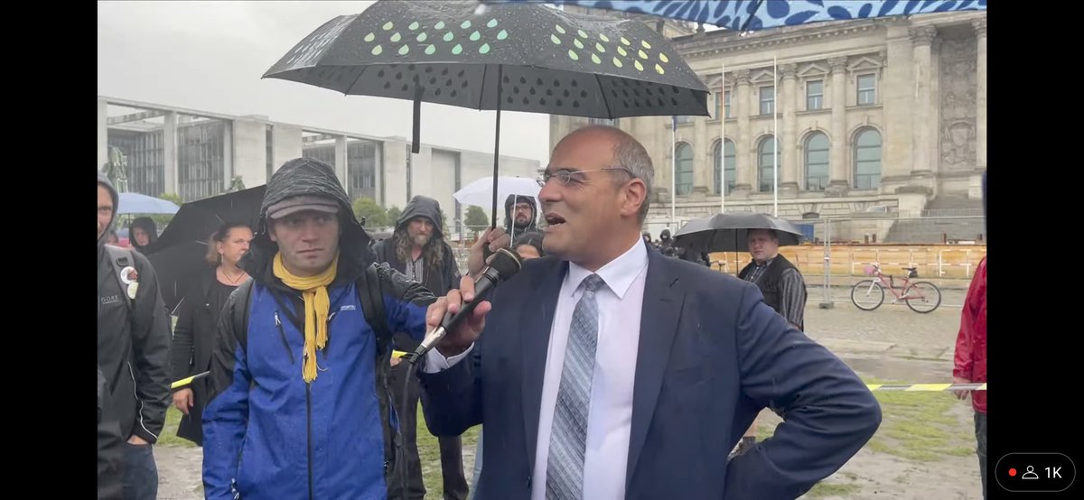 querdenkenwatch's tweet photo. Man lädt sich unterdessen AfD-Gestalten ans Mikro ein.
Boehringer faselt Propaganda, Melchior Ibing hält ihm den Regenschirm, passt. https://t.co/ludvY795Df
