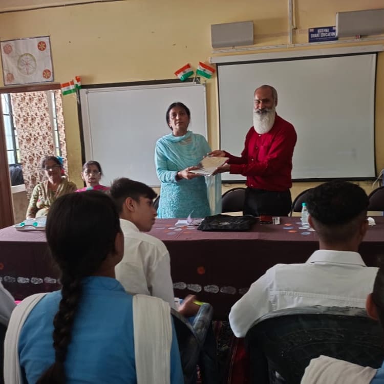 LPUSSL's tweet photo. The Department of Hindi, School of Humanities, Lovely Professional University, organizined a seminar on “Skill-Development” in Lajpat Rai Sr. Sec. School Hoshiarpur, Punjab.
#lpu #lpudiaries #lpulife #socialscience #socialsciencesatlpu #skillsdevelopment https://t.co/mcW9whkLGC