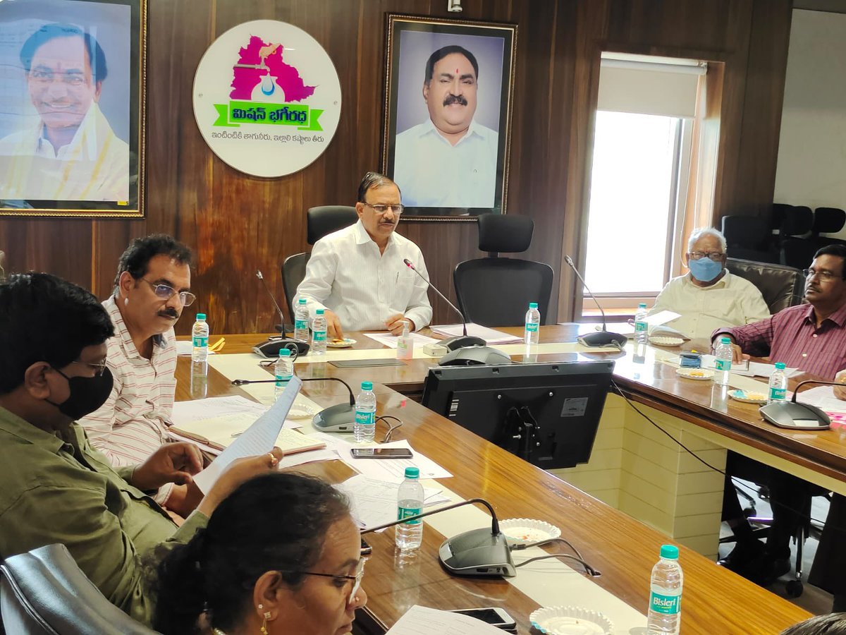 mb_telangana's tweet photo. #MissionBhagiratha Engineer-in-Chief Sri. G. Krupakar Reddy conducted a review meeting with Chief Engineers and Superintending Engineers today on various agenda items.

@SmitaSabharwal @DayakarRao2019 https://t.co/s2p2QFlFHt