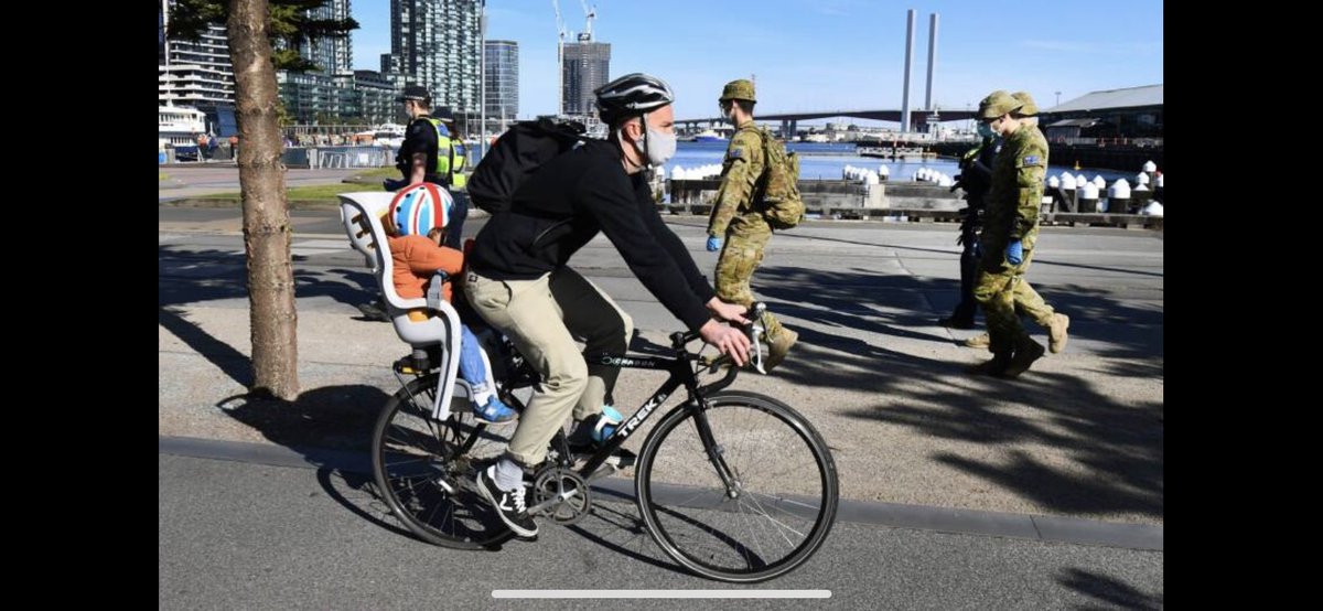 MetheMunk's tweet image. Billedeanalyse; mundbind = corona, soldater = krig, cykel= energikrise, cykelhjelm = britiske flag= PM og dronningen. Billedet er fra Melbourne docklands - har boet der samlet én mdr.