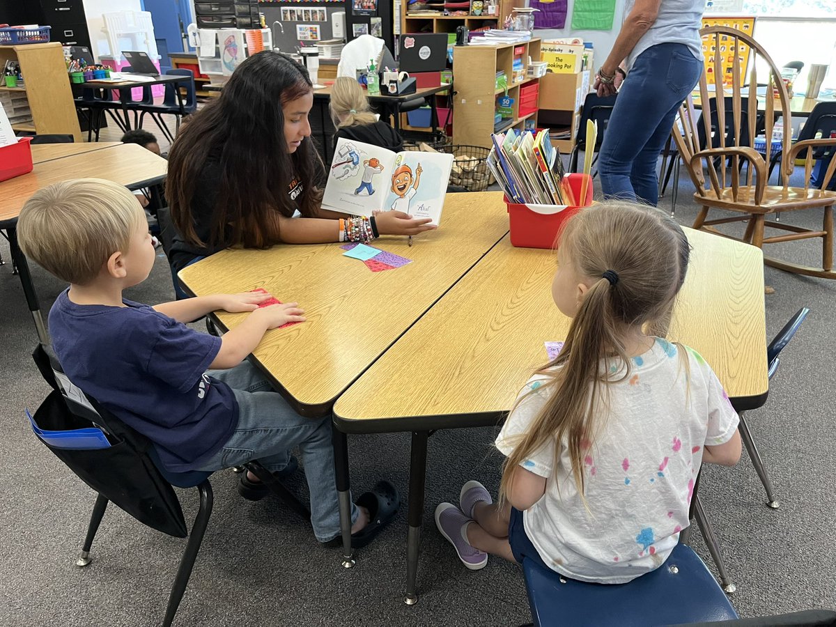 Tim_ONeill_18's tweet photo. Our Kindergarteners loved reading with Tapp Tigers (and former Compton students)! @Comptoncubs @TappAvid @lairbeth1 @ACLittle23 @Dr_AThomas #comptoncubs @tapn2Tapp https://t.co/tIcTnBh2uL