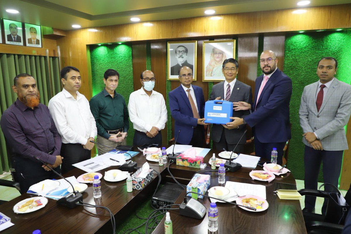 UNODC_BMB's tweet photo. Combating drug trafficking! 💊@UNODC_MCP in #Bangladesh 🇧🇩 handed over several drug testing & precursor testing kits to the #DepartmentofNarcoticsControl (DNC), with the participation of the DNC Director General & Japan Ambassador in #Dhaka.
Funded by #Japan 🇯🇵
@MiwaKatoEmpower https://t.co/siHA1eHqRv