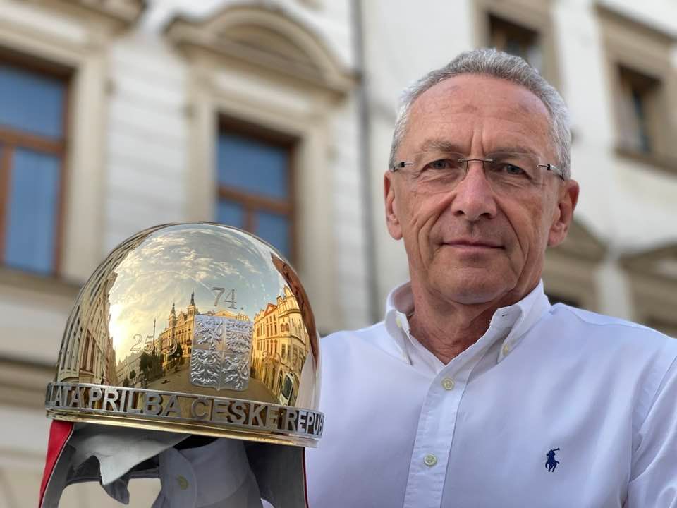 PardubiceZive's tweet photo. Letošní Zlatá přilba města Pardubic s autorem - Ing. Pavel Lejhanec.
Foto: Petr Makušev

#ZlataPrilba #Goldenhelmet #Pardubice #plochadraha #speedway #PavelLejhanec #zijemepardubice #PardubiceZive https://t.co/sD2kWQxas8