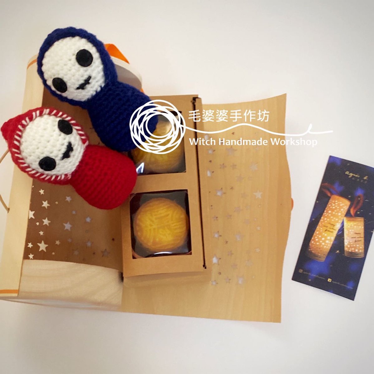 witch_handmade's tweet photo. #它們這一家 #小鬼怪の生活日常 ［#帶住兩隻公仔周圍去 x #情侶特別篇］by #毛婆婆手作坊 #WitchHandmadeWorkshop 
·
#紅小鬼：#迎中秋，又係 #月餅。毛婆婆佢年年都買到啲特別嘅 #中秋月餅 架喎⋯⋯

#藍小鬼：佢個重點似乎唔係喺個月餅度，而係喺個 #特色設計月餅盒 到！ https://t.co/FOYqwtFHaO