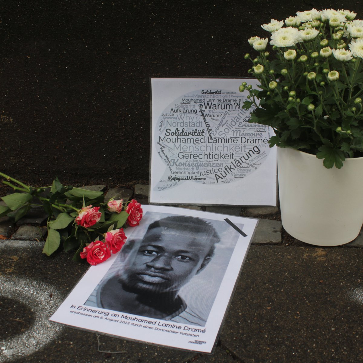 Heute vor einem Monat wurde Mouhamed Lamine Dramé, von einem Polizisten der Nordwache #Dortmund erschossen. Wir unterstützen die Forderungen nach #Erinnerung, #Gerechtigkeit, #Aufklärung und #Konsequenzen. Kein Vergeben, kein Vergessen! Ni oubli, ni pardon! #justice4mouhamed