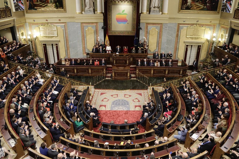 xataka's tweet photo. El Congreso necesita nuevos móviles. Casualmente, sólo le valen las especificaciones del iPhone 13 Pro https://t.co/7ARTRqDtvU https://t.co/ABcXKm5l3L