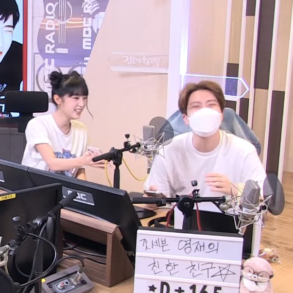 Yena and Youngjae texted their older siblings “I love you” 😹

(Yena texted his brother and Youngjae texted his sister.)

I think Yena is showing Youngjae his brother's reply 😂