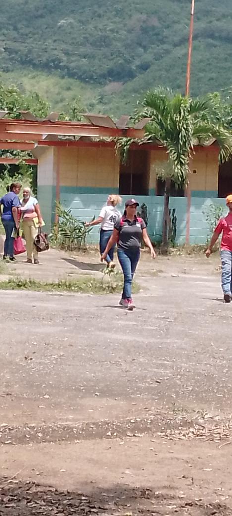 MiltonEvies's tweet photo. Iniciamos trabajos con los socioimplementadora asignados por el Convenio FAO-MPPE para el establecimiento de 235 gallinas ponedoras en la ETA José Atanacio González del Municipio Peña Estado Yaracuy. https://t.co/Vvv1J7gByl